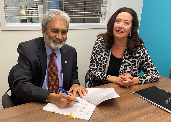 Dr. Malwinder S. Dhami and Susan Mide Kiss sign the agreement for the Dhami Family Endowment Leadership Award (Social Innovation Research)